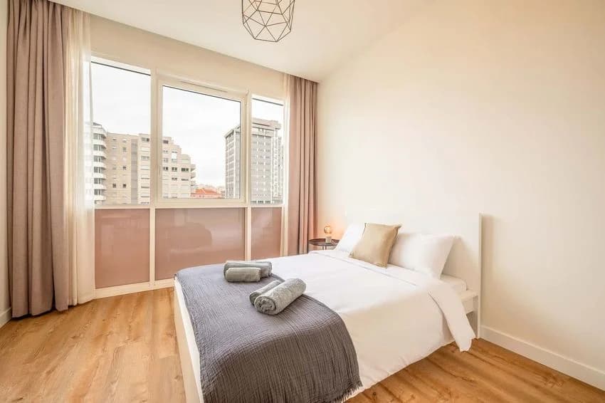T0 studio flat for rent in rua Margarida de Abreu