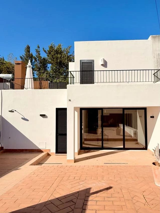 Semi-detached house for rent in Avenida da Europa, 186
