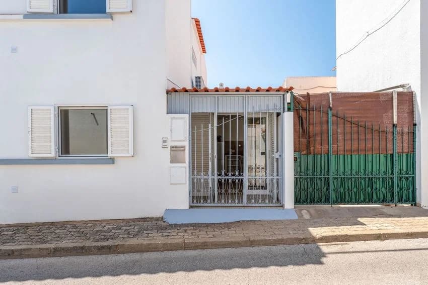 Terraced house for rent in Rua General Francisco de Menezes, 116
