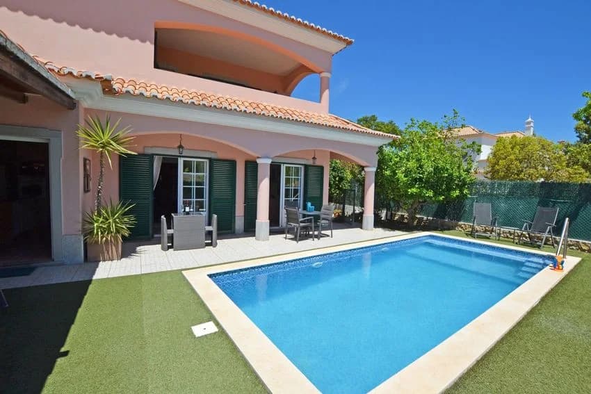 Detached house for rent in Rua José Falcão Berredo