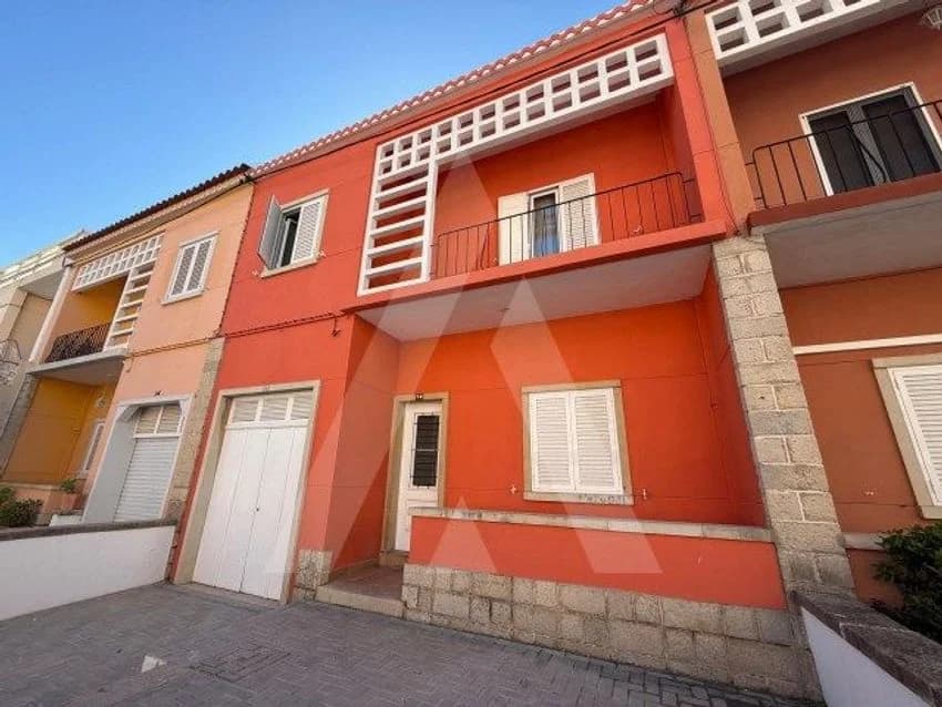 Terraced house for rent in Estrada de São Luís