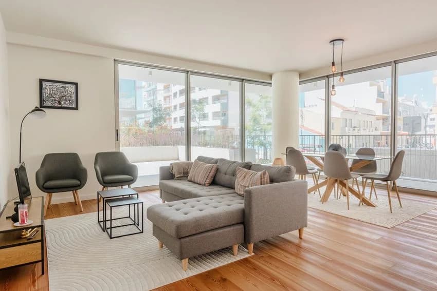 T2 flat for rent in Avenida do Rio, 2