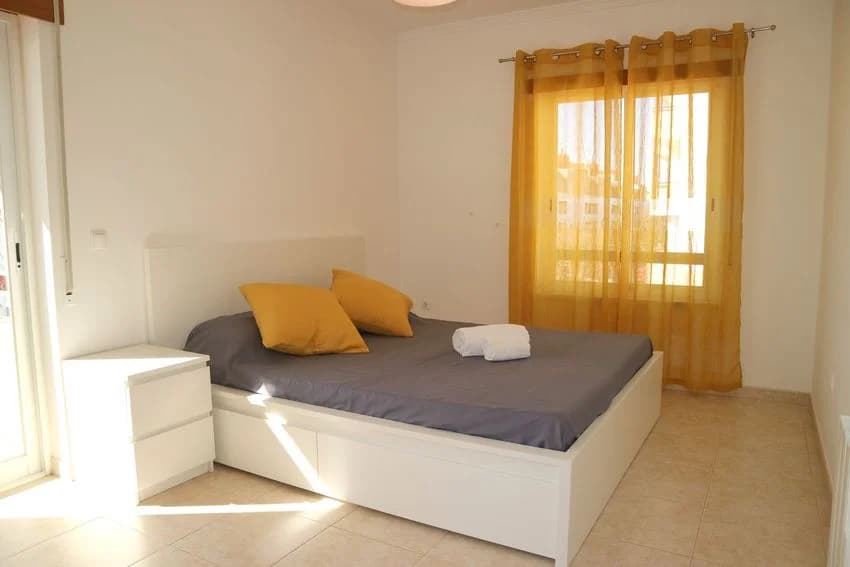 T2 flat for rent in Rua Gaspar Corte Real Nn