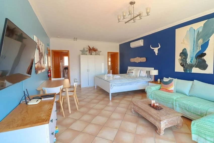 T0 studio flat for rent in Largo da Igreja Nn