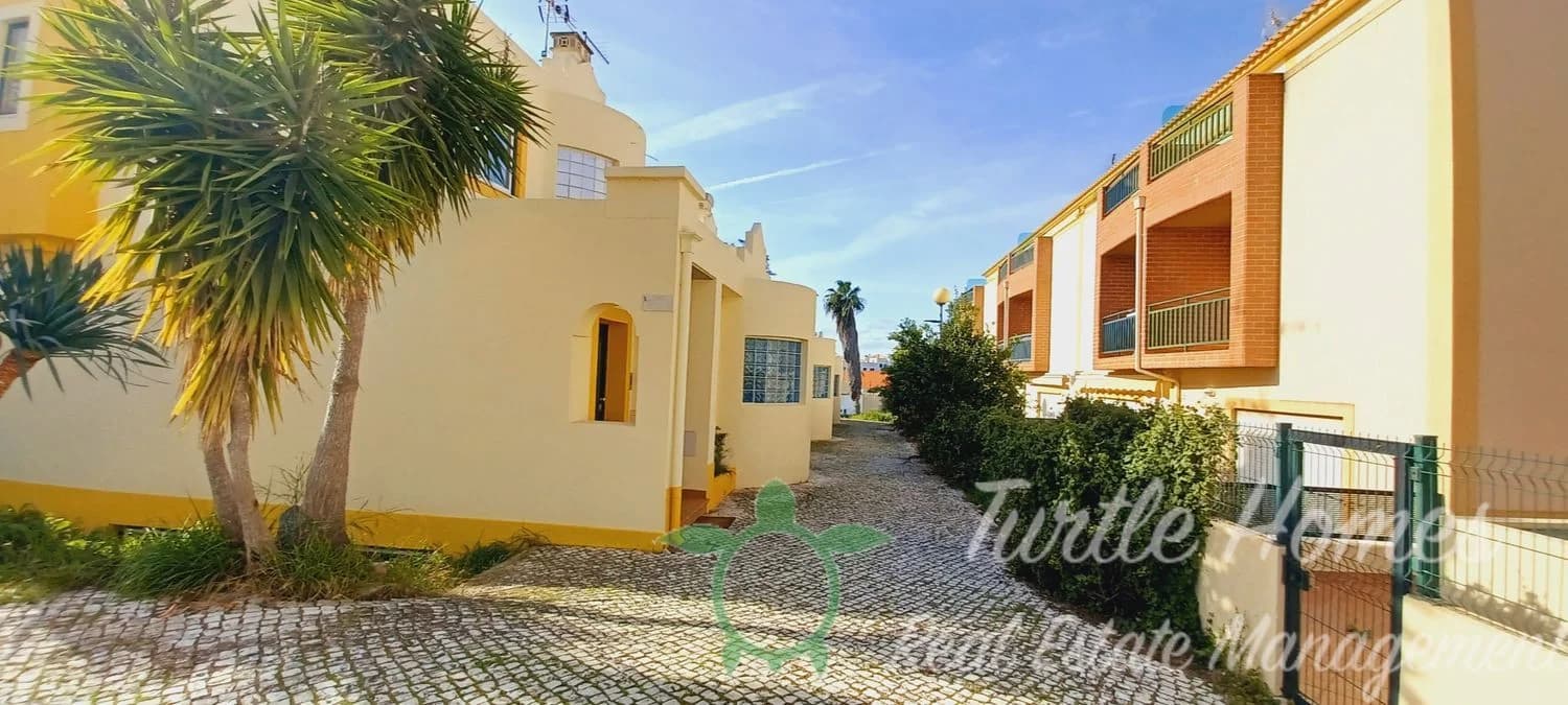 Terraced house for rent in Rua o
