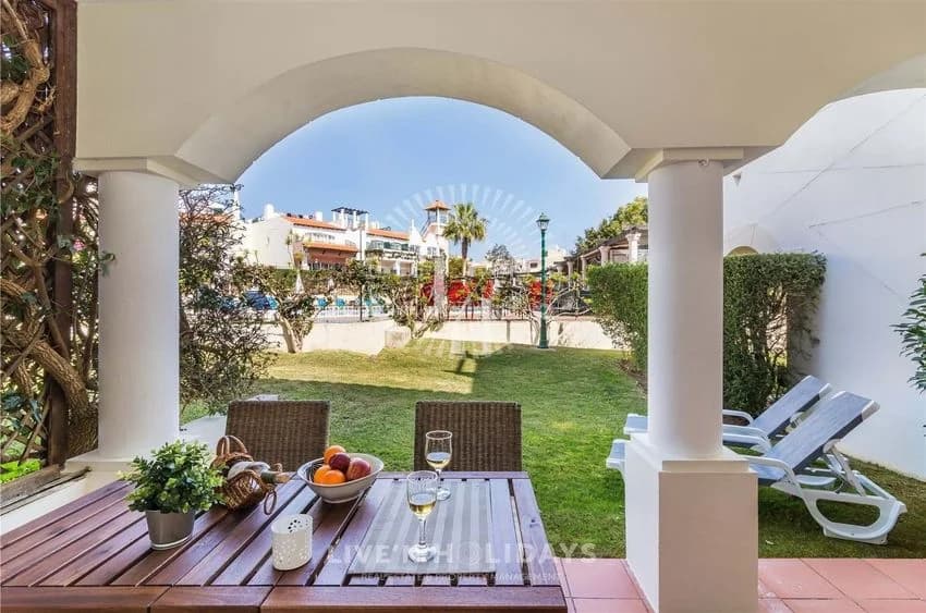 T0 studio flat for rent in Largo da Igreja Nn