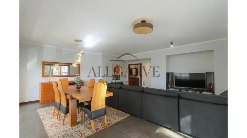 T4 flat for rent in Rua Maria Eugénia Silva Horta