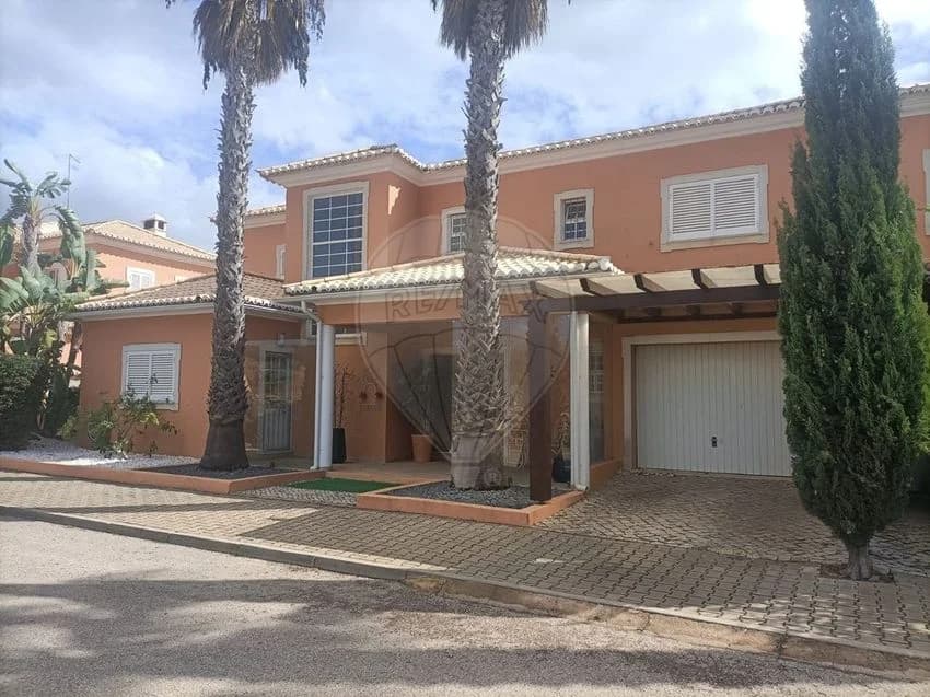 Detached house for rent in Rua 25 de Abril