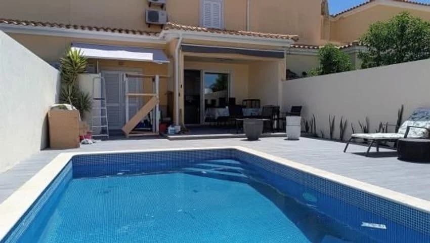 Terraced house for rent in Rua Cristóvão Pires Norte, 305