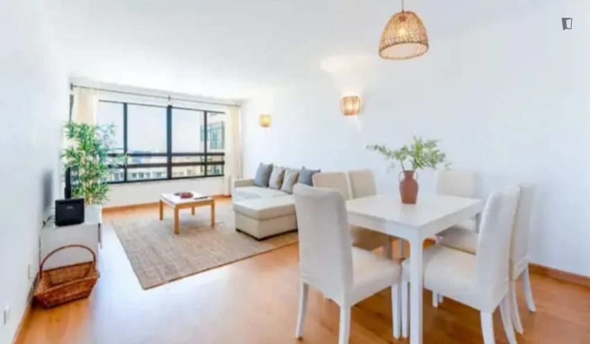 T2 flat for rent in Rua Jaime Palhinha