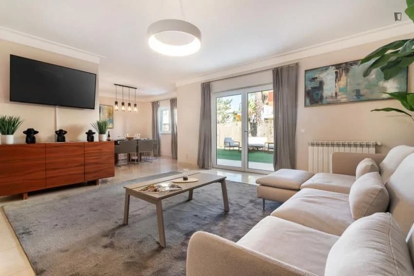 Andar de moradia for rent in Rua Mário Serranho