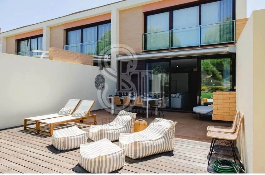 Terraced house for rent in Rua do Pacifico
