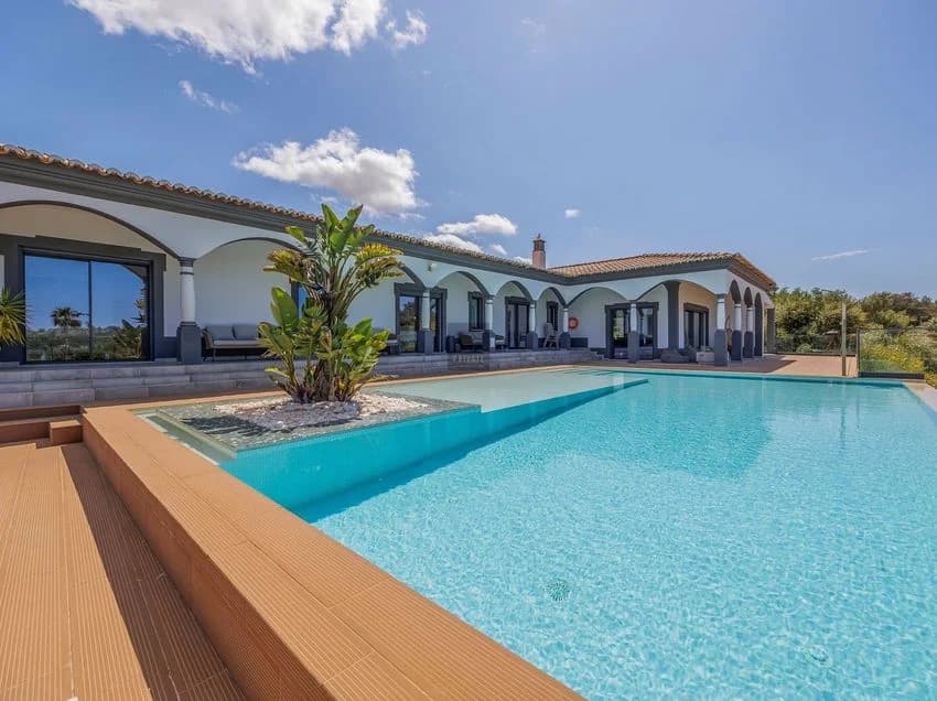 Detached house for rent in Rua de Tunes