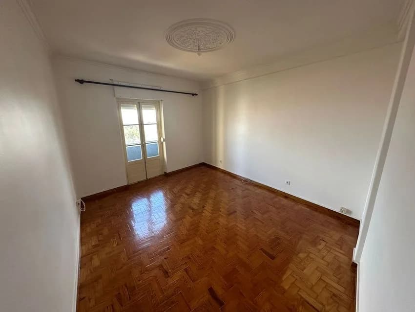 T2 flat for rent in rua Santo António à Mira, 15 n