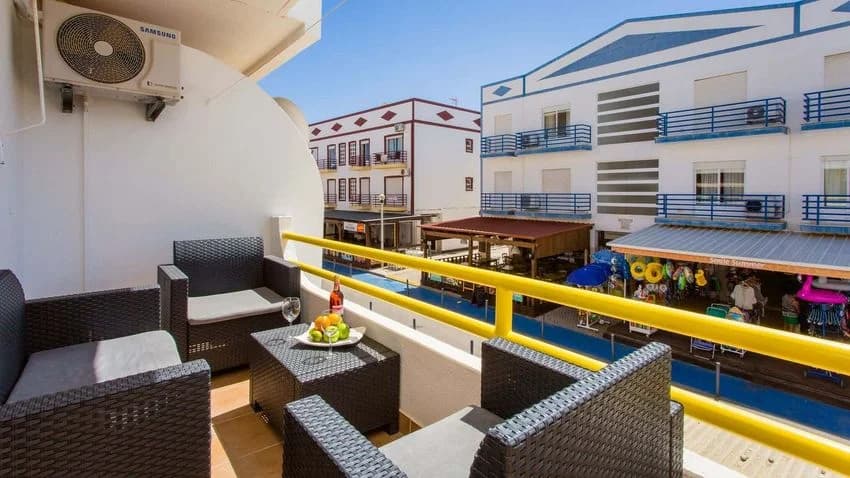 T2 flat for rent in Rua da Alagoa