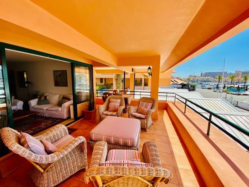 T2 flat for rent in Avenida Cerro da Vila