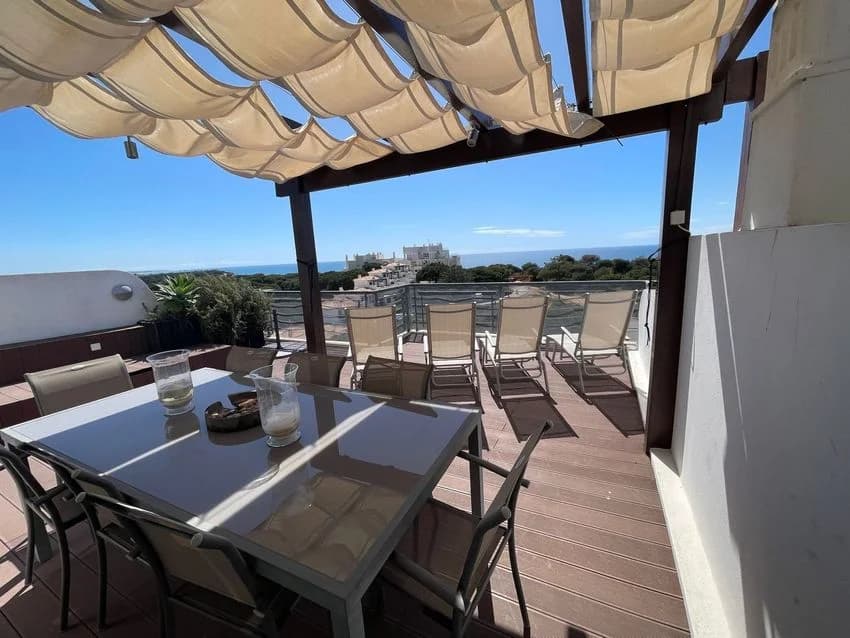Penthouse for rent in Rua Infante Dom Henrique