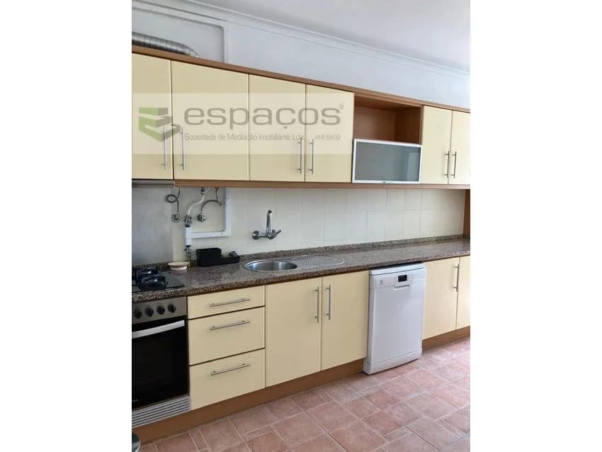 T2 flat for rent in praceta Maria Lamas