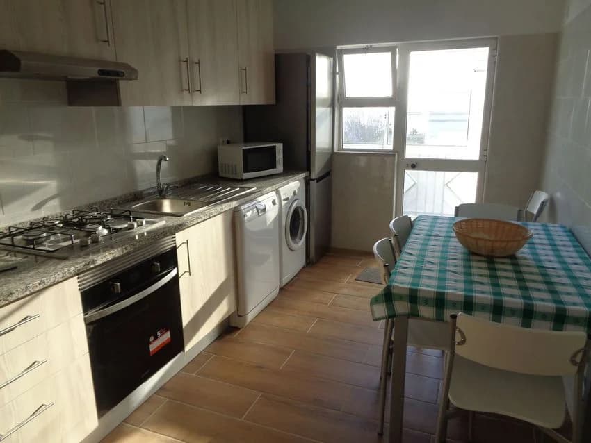 T2 flat for rent in Rua Teixeira Gomes, 8004 -026