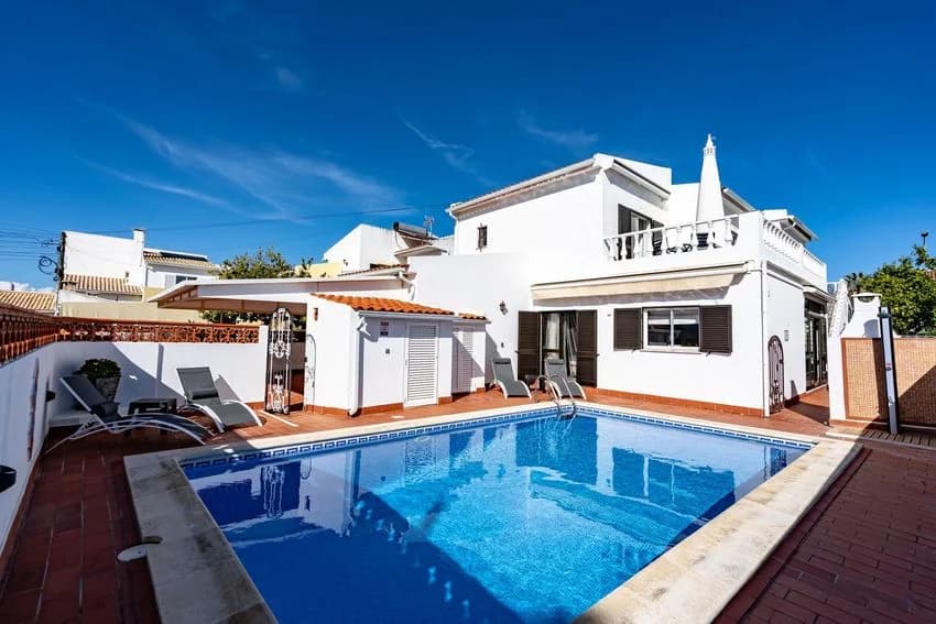 Detached house for rent in Rua Frederico Rato, 35