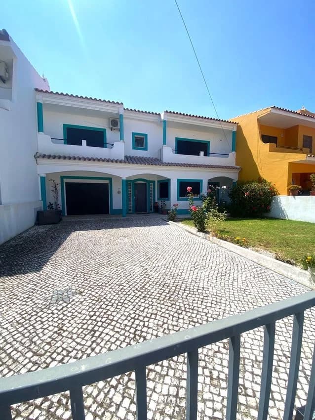 Terraced house for rent in Rua Dom Dinis I, 8