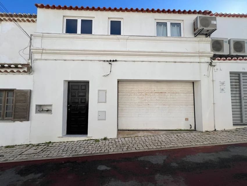 Terraced house for rent in Rua Latino Coelho, 29