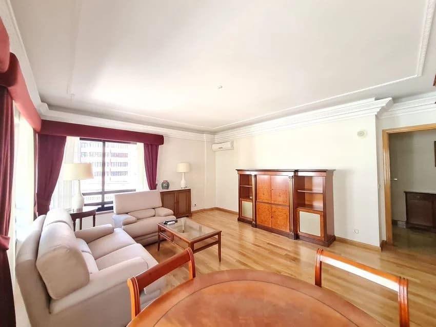 T2 flat for rent in estrada da Luz