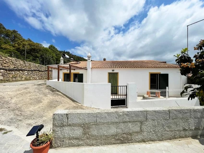 Semi-detached house for rent in Rua Nova Sn