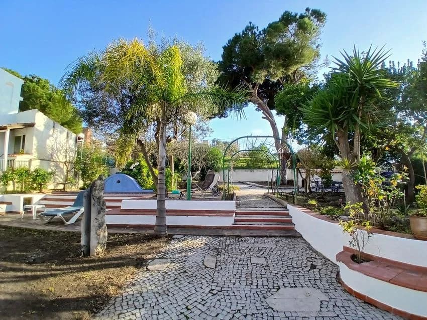 Detached house for rent in Gambelas