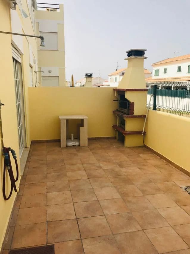 T2 flat for rent in Rua Jose Carlos Ary dos Santos