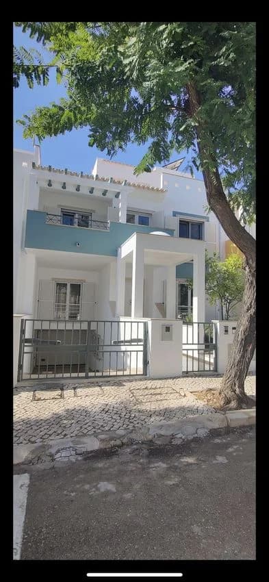 Semi-detached house for rent in Rua Pedro Leonardo Mergoux, 29