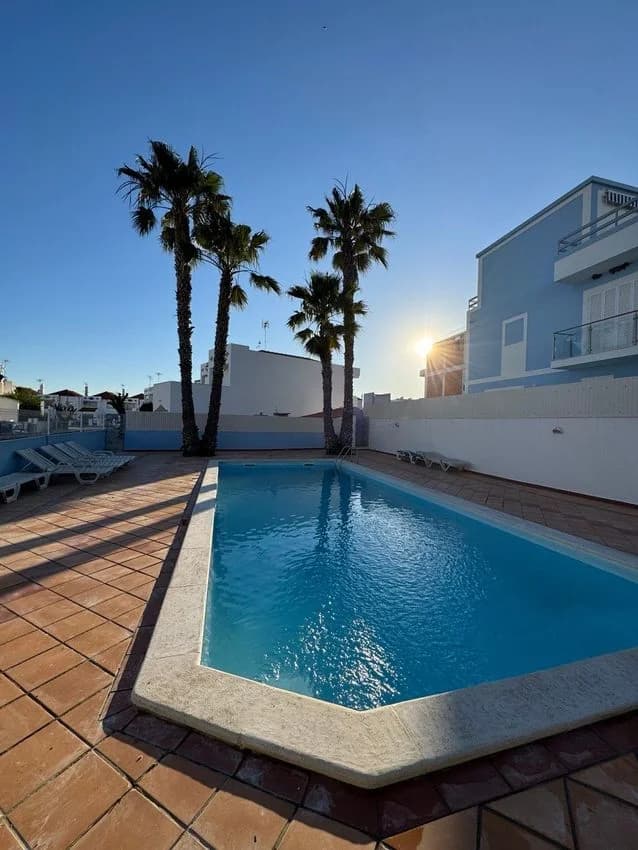 Semi-detached house for rent in Rua do Loendro, 11