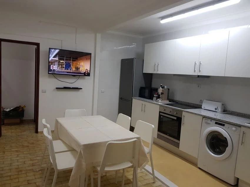 T2 flat for rent in Estrada da Rocha, 857