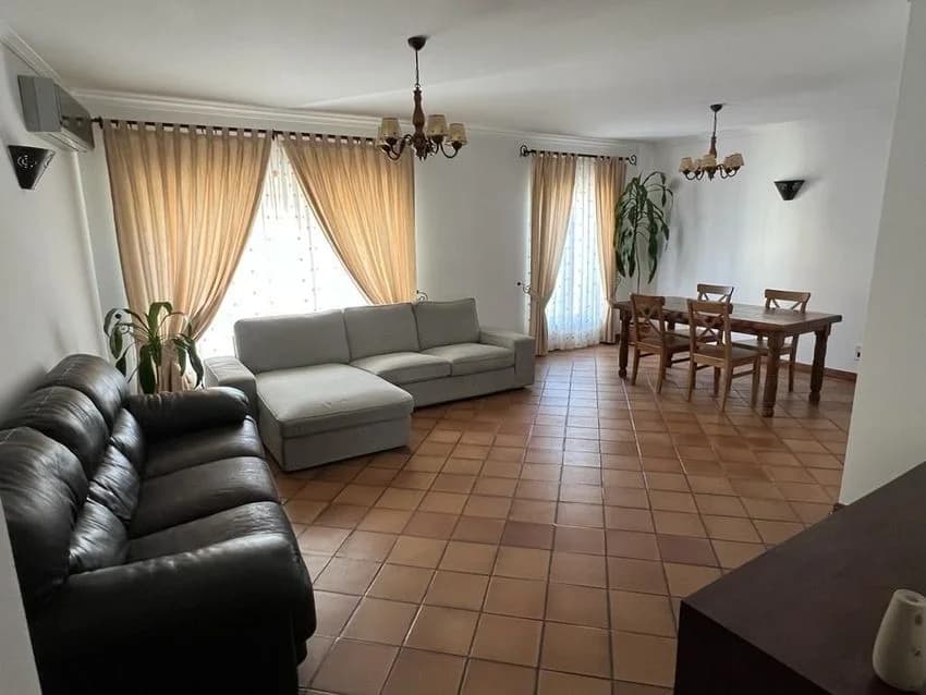 T2 flat for rent in Largo Valeriano Machado, 59