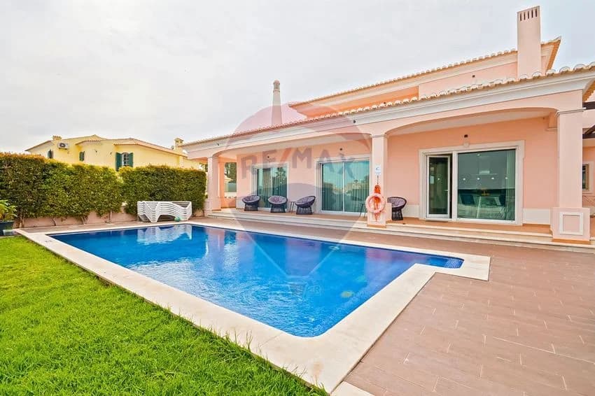Detached house for rent in Vale Pedras