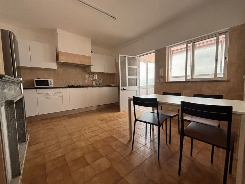 T4 flat for rent in Rua Eça de Queirós, 8