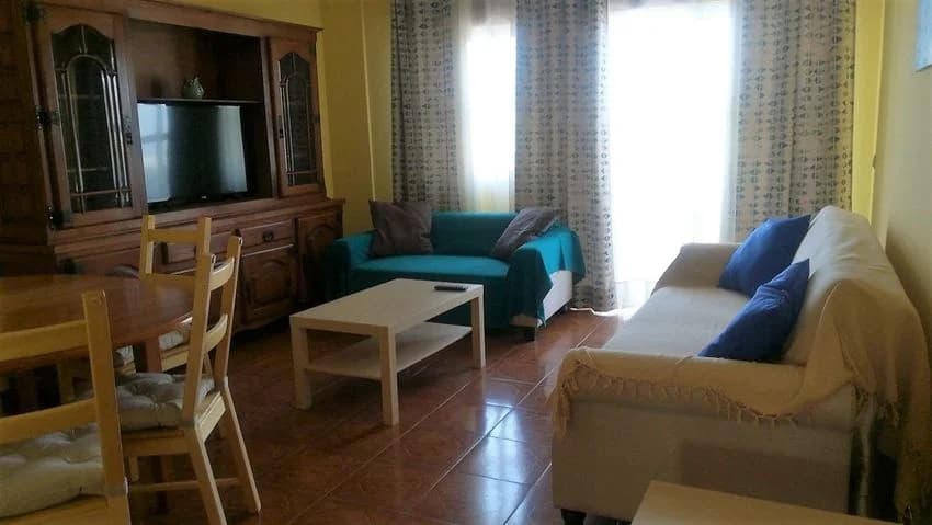 T2 flat for rent in Avenida do Rio, 3