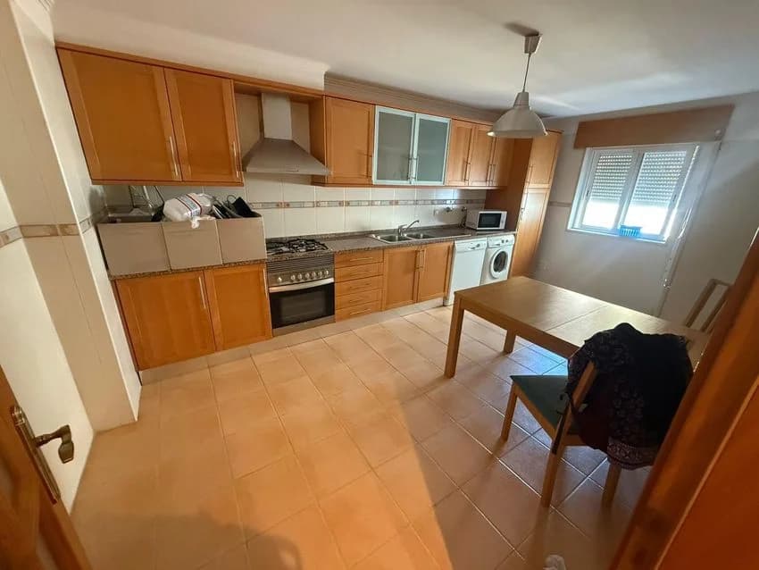 T2 flat for rent in rua Mouzinho de Albuquerque, 10