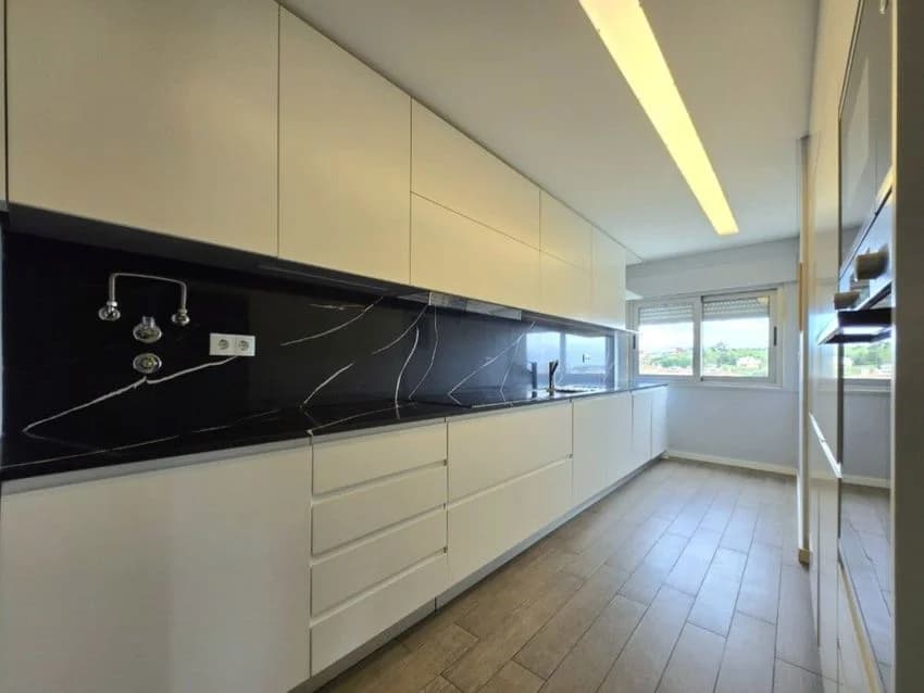 Andar de moradia for rent in rua João Luís de Moura