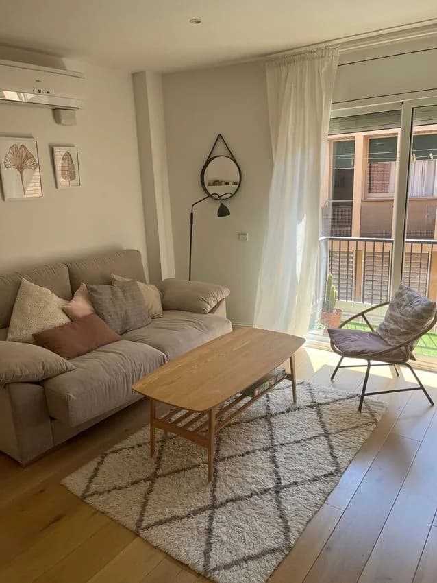 Flat / apartment for rent in Calle d'Escipió, 36