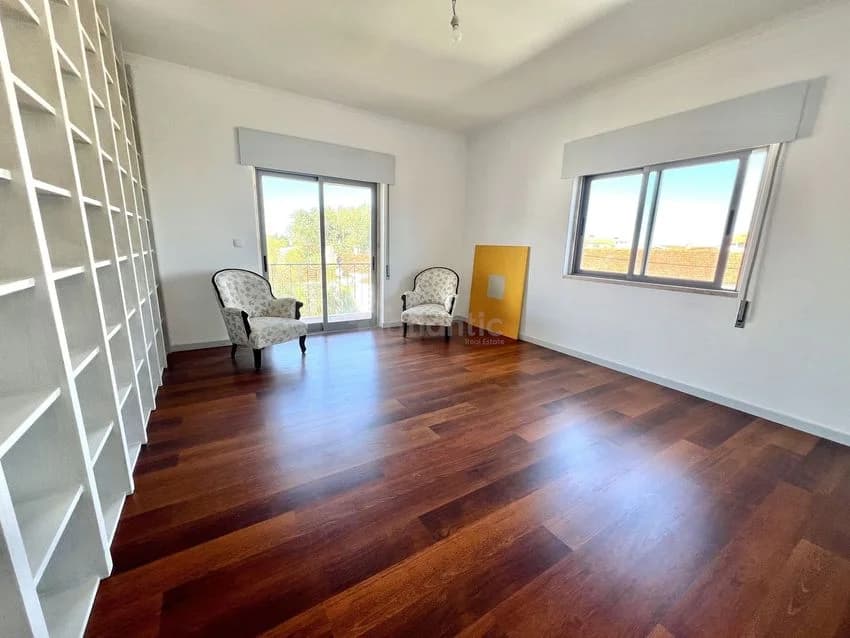 T3 flat for rent in rua António dos Reis, 56