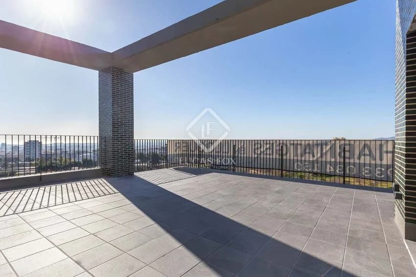 Penthouse for rent in Finestrelles