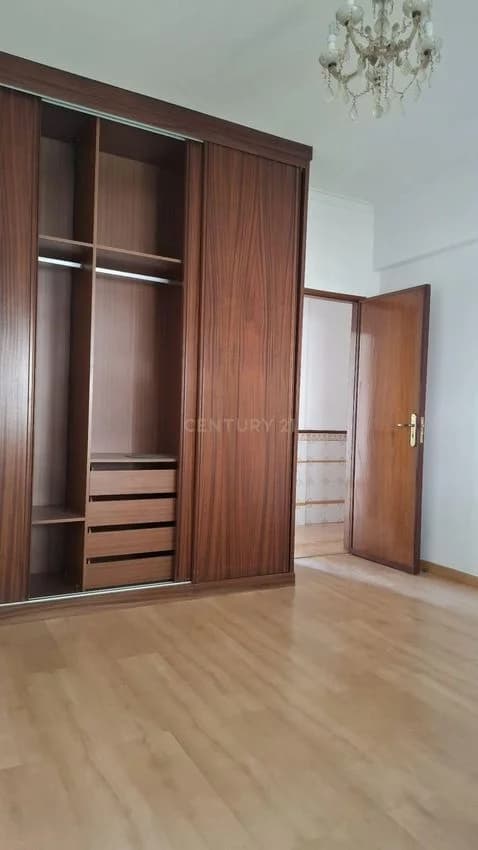 T4 flat for rent in rua José Gomes Ferreira, 4