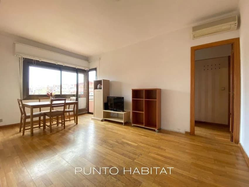 Flat / apartment for rent in Calle de Besalú