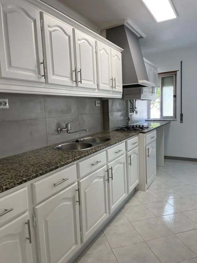 T3 flat for rent in rua Guiomar Torresão, 4