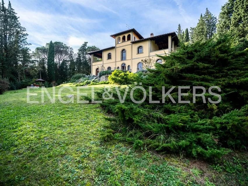 Villa for rent in Via Montebeni Nn