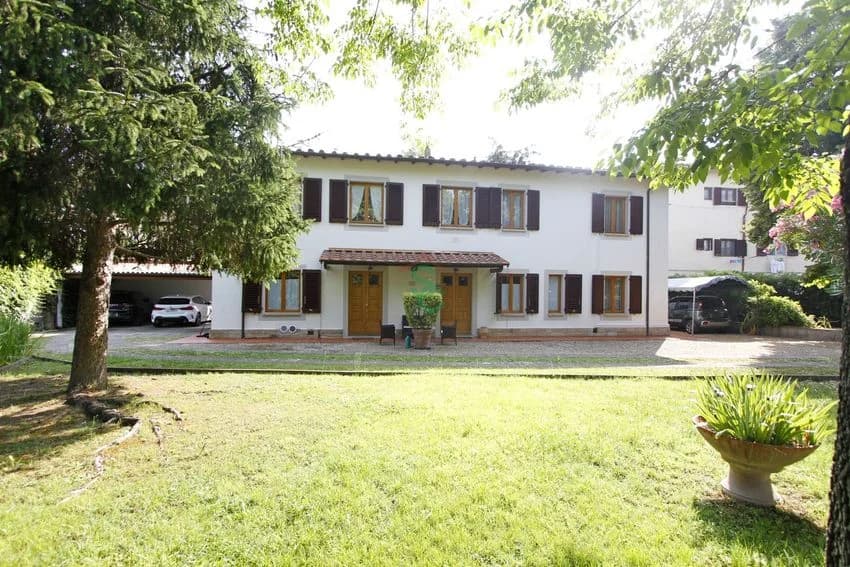 Semi-detached house for rent in Via della Loggetta, 49