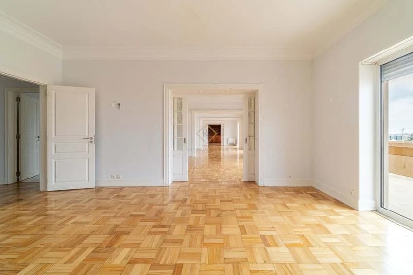 T8 flat for rent in avenida António Augusto de Aguiar Nn