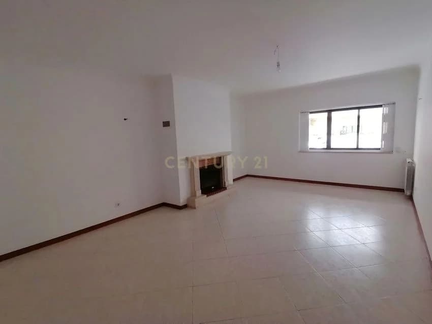 T2 flat for rent in rua Fernanda de Castro, 64