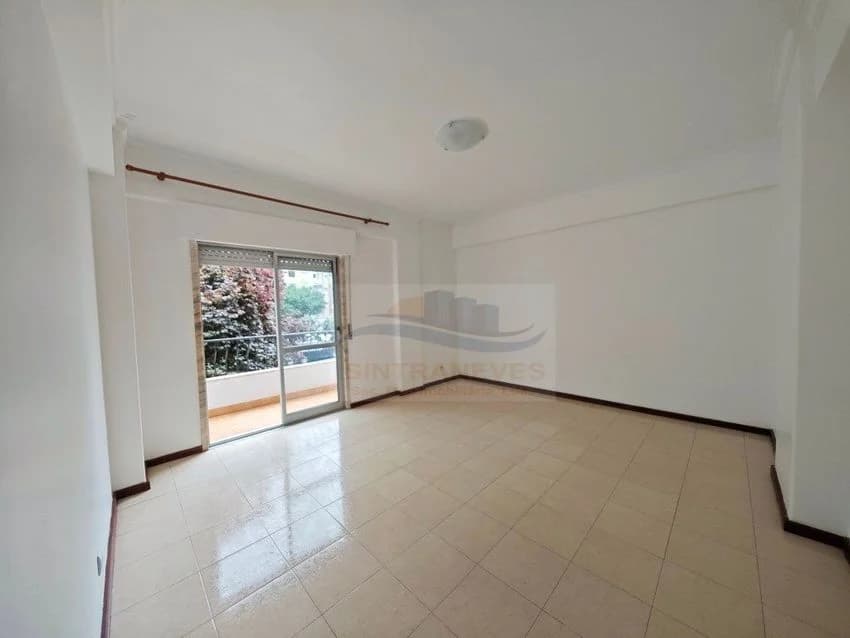 T2 flat for rent in Agualva